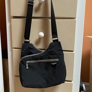 Crossover Baggalini black like new. Used once / many storage compartments
